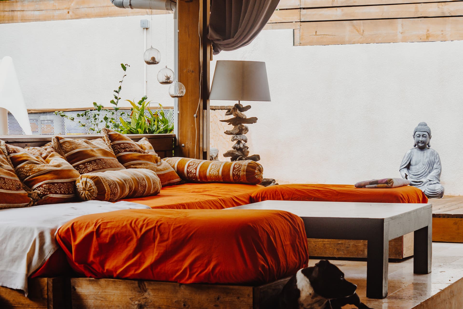 Villa Carrosse — Chambre, détail literie et décoration