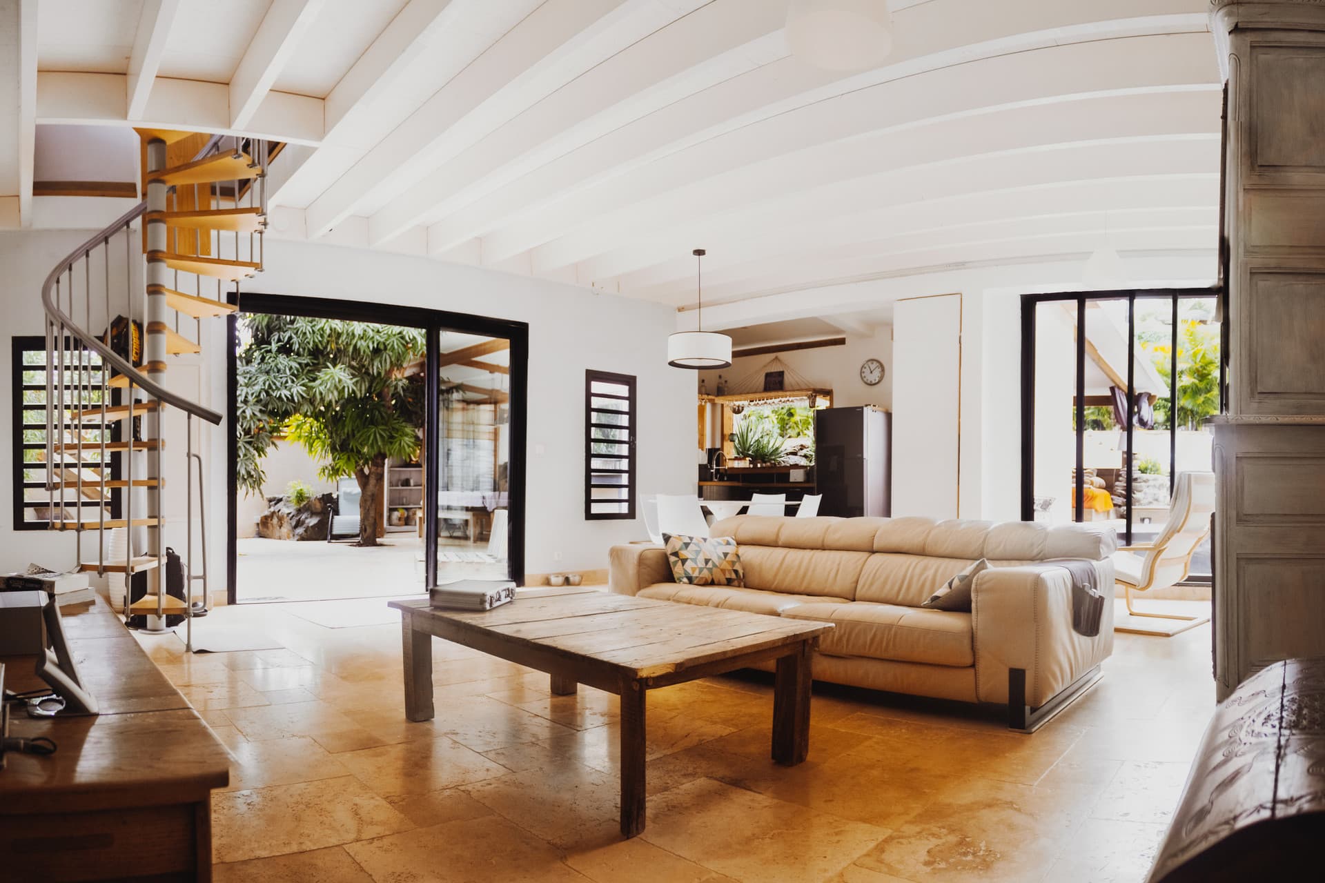 Villa Carrosse — Salon avec vue sur le jardin